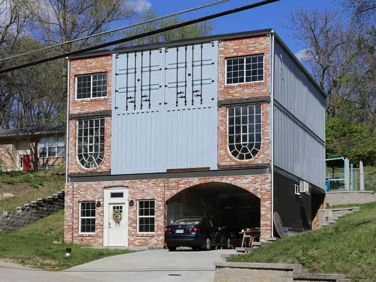 maison en container de St Charles dans le Missouri dans un mélange inhabituel - GOLIAT