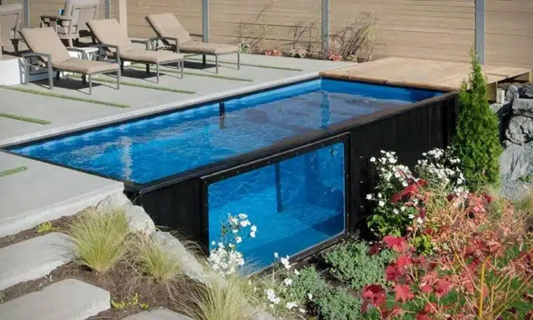 Piscine dans un container sur un espace détente dans le jardin aménagé par un paysagiste - GOLIAT Containers