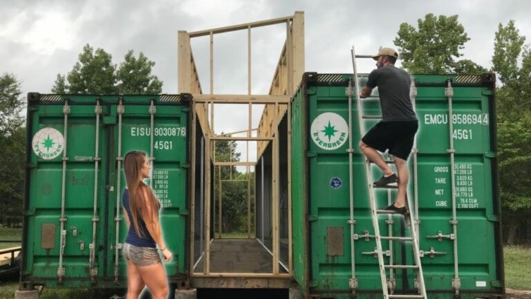 Couple de bricoleurs en pleine transformation de containers maritimes